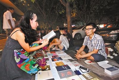 畢業(yè)一年擺攤賣書，有人愿投40萬助其開店創(chuàng)業(yè)