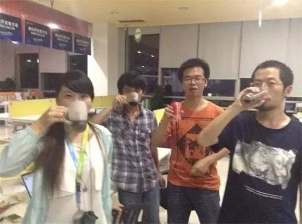 三次轉(zhuǎn)型后，我們似乎找對了方向，喝可樂慶祝