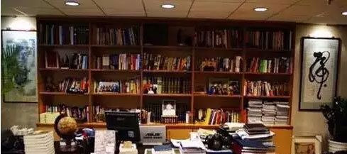 最后一張辦公桌，大家可以猜猜看是哪位CEO的。