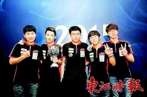 朱永權（左二，即舉杯者）和隊友。