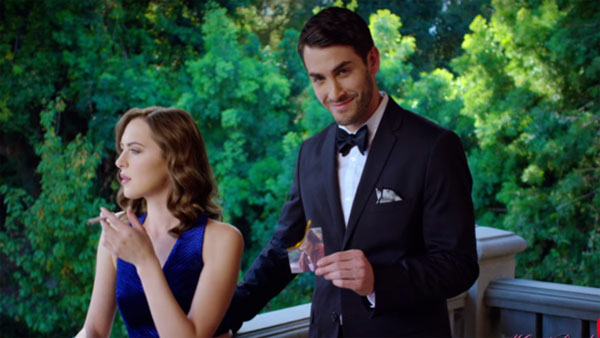 當你失戀的時候，他可以用前男友的照片幫你點煙，順便拍照氣死前男友