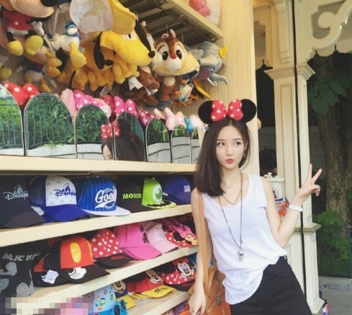 而朱宸慧就是網(wǎng)友熟悉的網(wǎng)紅「雪梨」。1990年出生，2009年，她還是浙江工商大學(xué)經(jīng)濟(jì)學(xué)院國貿(mào)系的學(xué)生，2011年去紐西蘭留學(xué)，當(dāng)年年底就開了淘寶店「錢夫人」。