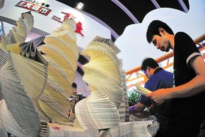 今年上海書展的主賓市重慶有19家出版社和雜志社組織了2000余種渝版優(yōu)秀出版物參展，其展書之造型也格外引人注目