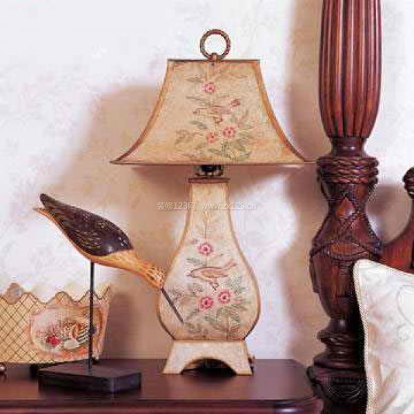 精致高貴歐式臺(tái)燈 高貴人士的高貴選擇(圖) 精致高貴歐式臺(tái)燈 高貴人士的高貴選擇(圖)