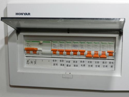 家庭裝修中更換一套強(qiáng)電箱需要多少錢(qián)？