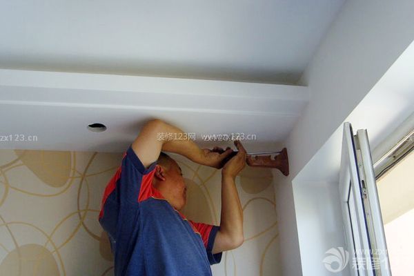 窗簾桿安裝步驟3、定位打孔